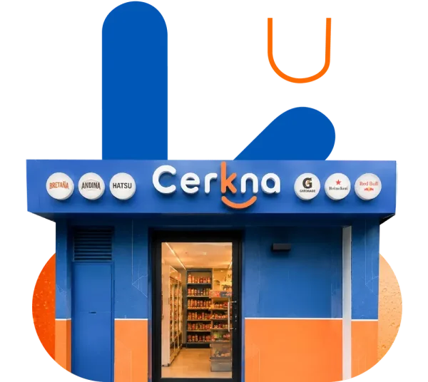 Fachada de una tienda Cerkna con la puerta abierta y los estantes al fondo