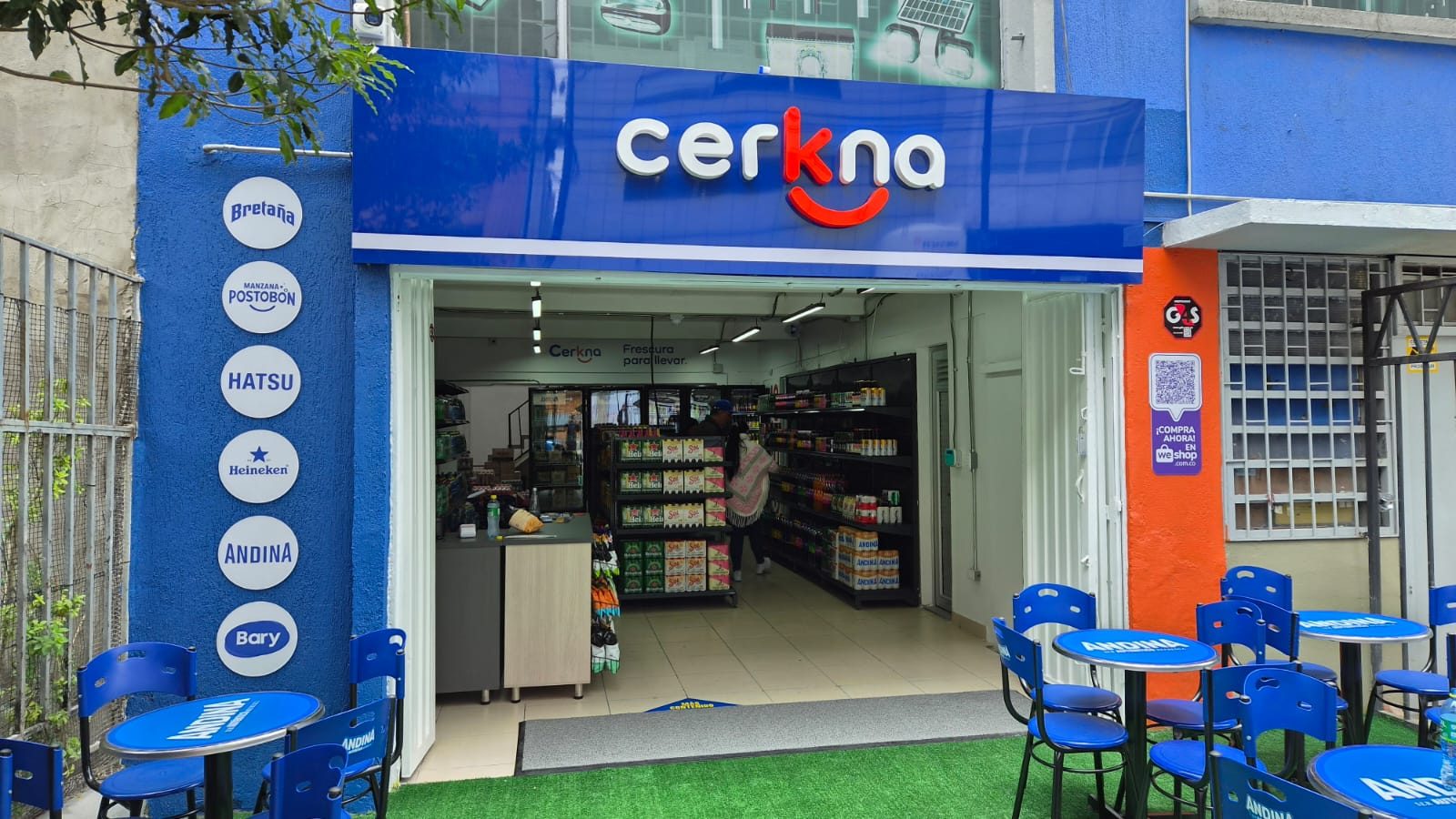 Fachada de la tienda Cerkna de la Calle 76, con el aviso azul sobre la entrada