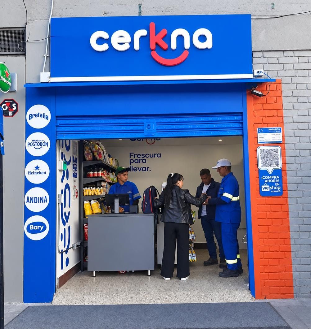 Fachada de la tienda Cerkna de Gascol Centro, con clientes en la entrada